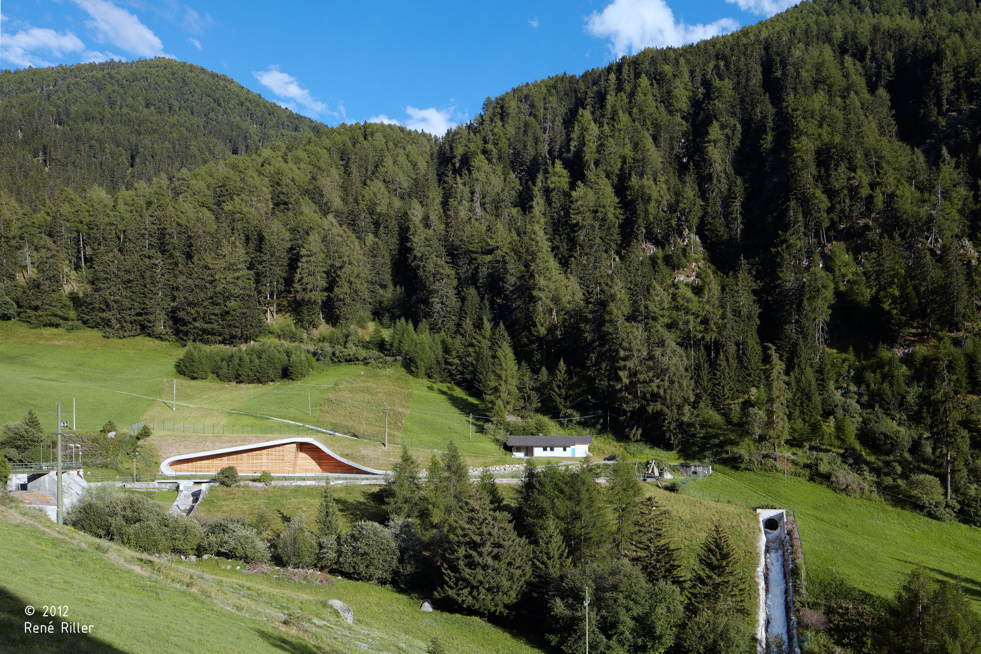 E-Werk Punibach; Mals; Architektur & Landschaft; Natur; alpine Landschaft; Lärchenholz; Puni energia Srl ; monovolume architecture + design; Architektur Südtirol; moderne Architektur; monovolume Architekt