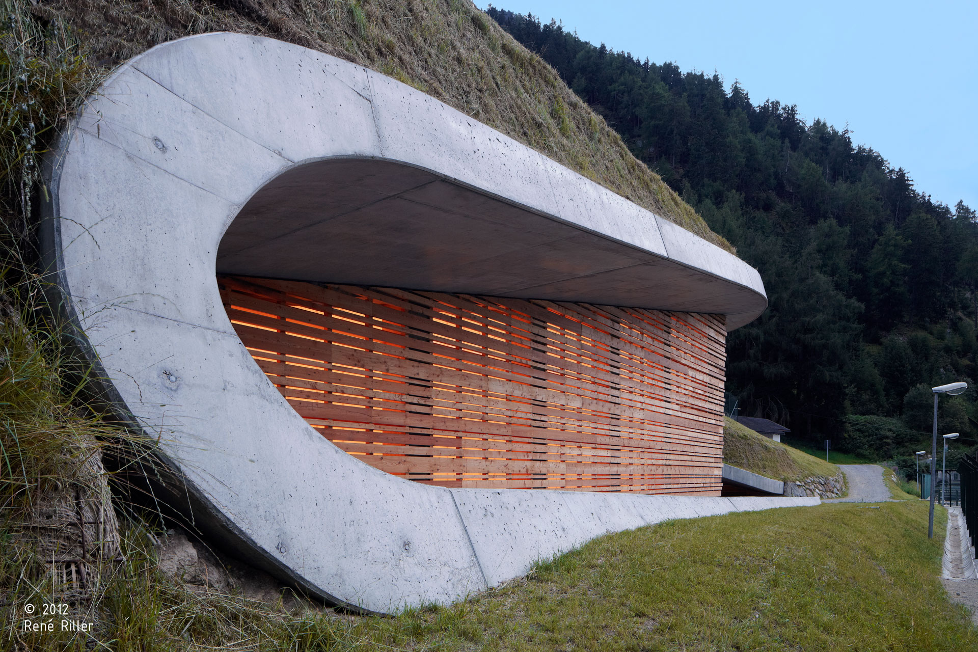 E-Werk Punibach; Mals; Architektur & Landschaft; Natur; alpine Landschaft; Lärchenholz; Puni energia Srl ; monovolume architecture + design; Architektur Südtirol; moderne Architektur; monovolume Architekt