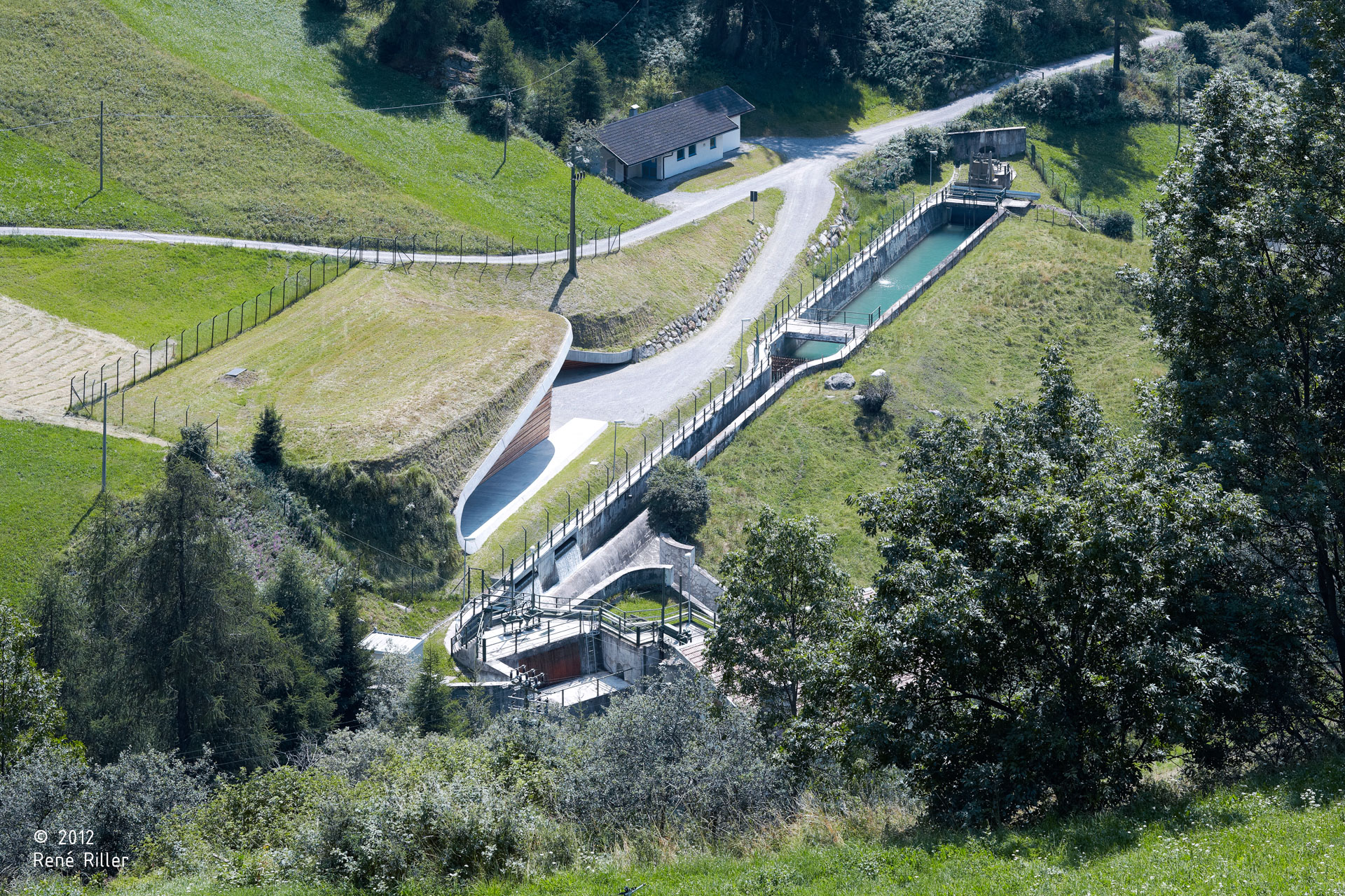 E-Werk Punibach; Mals; Architektur & Landschaft; Natur; alpine Landschaft; Lärchenholz; Puni energia Srl ; monovolume architecture + design; Architektur Südtirol; moderne Architektur; monovolume Architekt