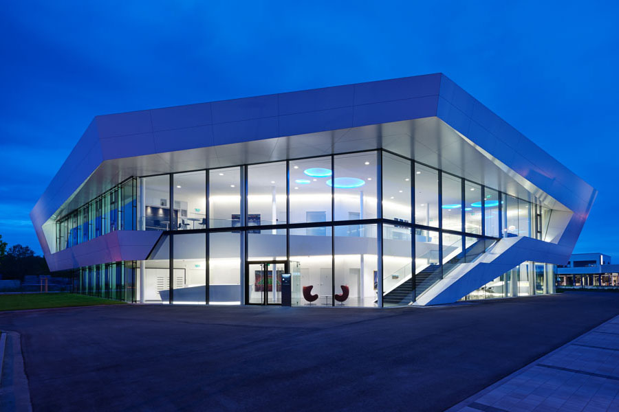 Probat srl; Ingolstadt; Sede Aziendale; Headquarters; Uffici; Facciata vetrata; Magazzino; Corian; Illumiazione architettura; architetto illuminazione interni; architettura moderna; monovolume architecture + design; architettura Alto Adige; monovolume architetti