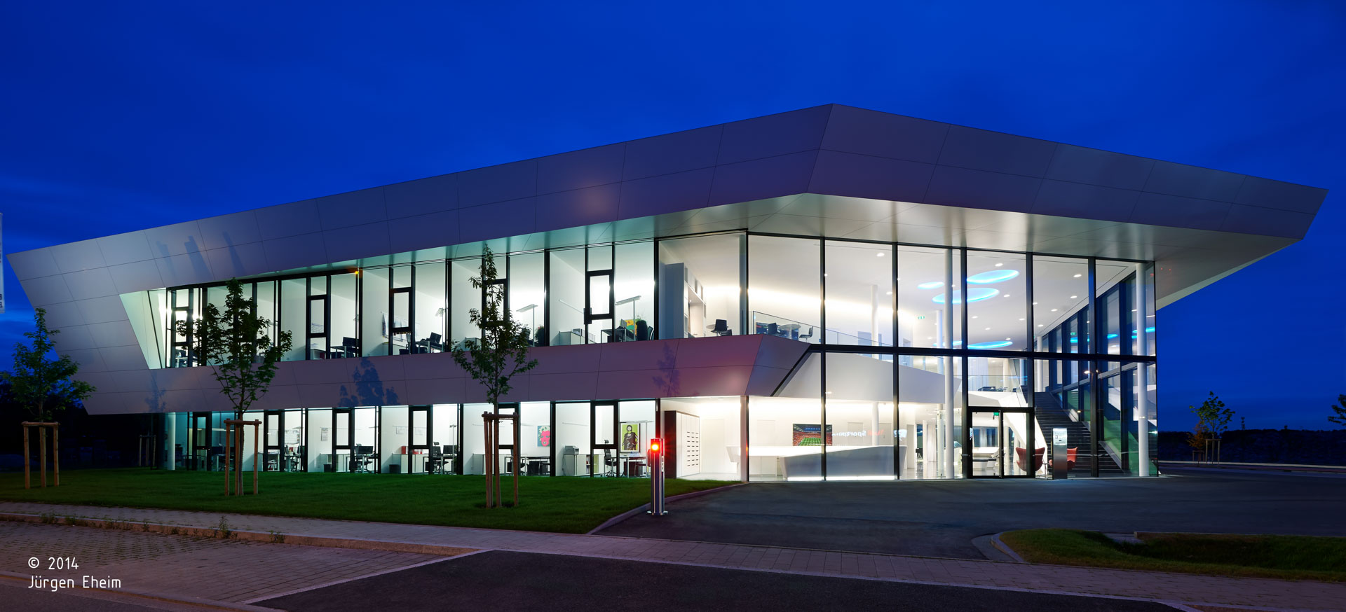 Probat srl; Ingolstadt; Sede Aziendale; Headquarters; Uffici; Facciata vetrata; Magazzino; Corian; Illumiazione architettura; architetto illuminazione interni; architettura moderna; monovolume architecture + design; architettura Alto Adige; monovolume architetti