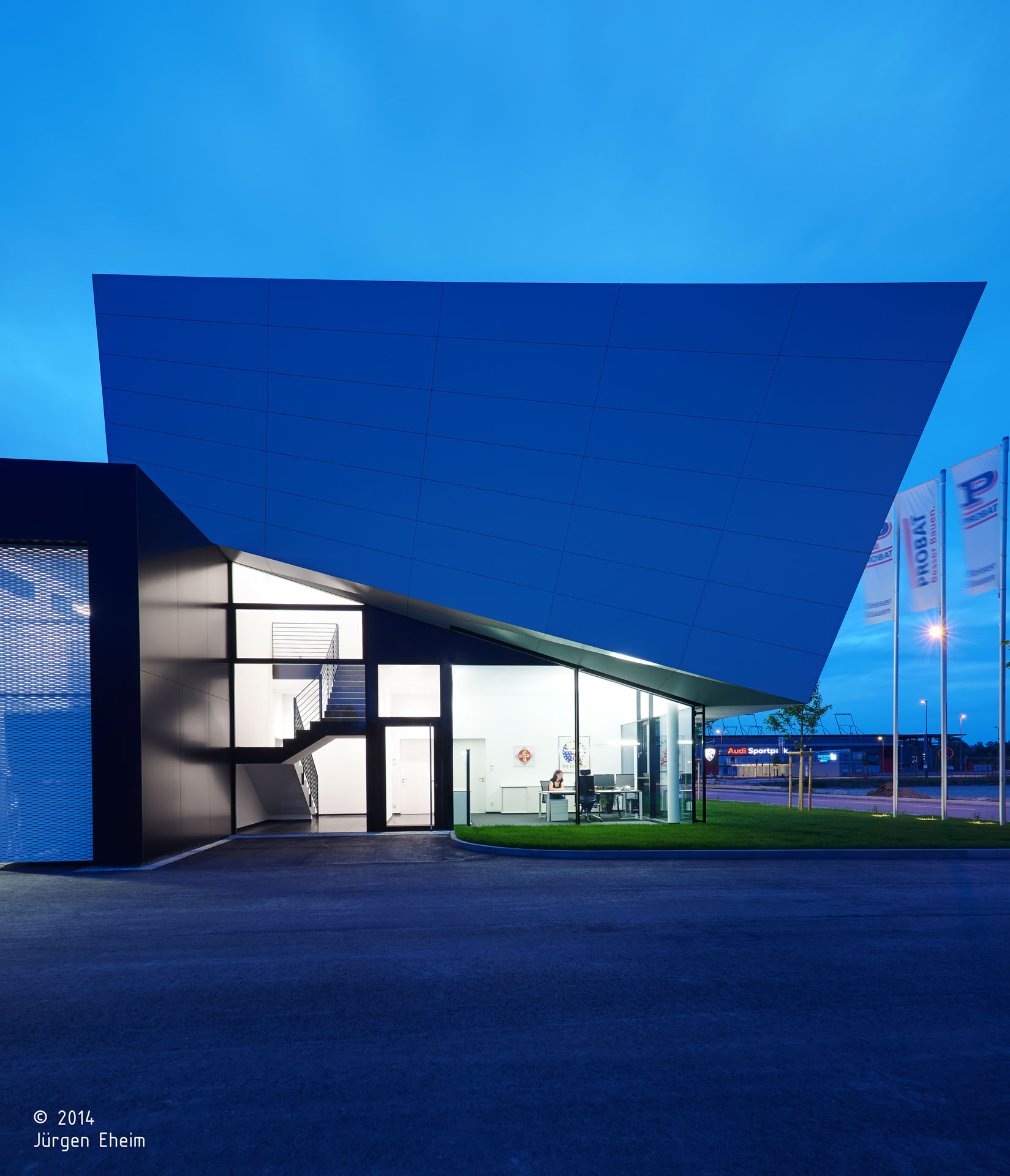 Probat srl; Ingolstadt; Sede Aziendale; Headquarters; Uffici; Facciata vetrata; Magazzino; Corian; Illumiazione architettura; architetto illuminazione interni; architettura moderna; monovolume architecture + design; architettura Alto Adige; monovolume architetti
