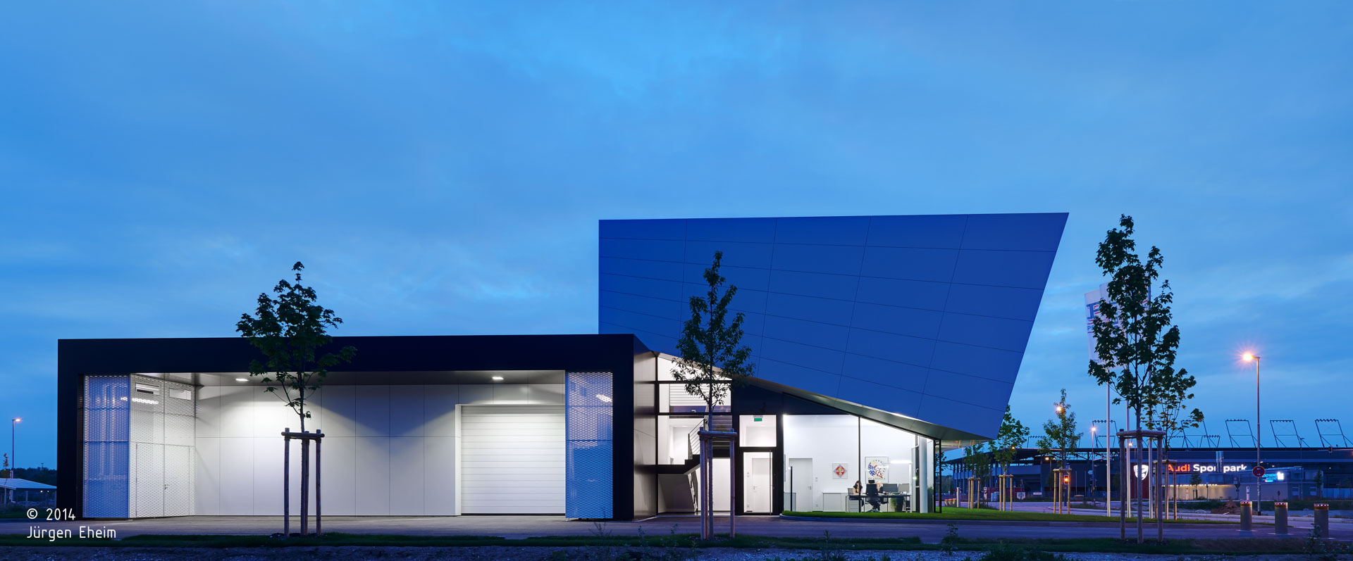 Probat srl; Ingolstadt; Sede Aziendale; Headquarters; Uffici; Facciata vetrata; Magazzino; Corian; Illumiazione architettura; architetto illuminazione interni; architettura moderna; monovolume architecture + design; architettura Alto Adige; monovolume architetti