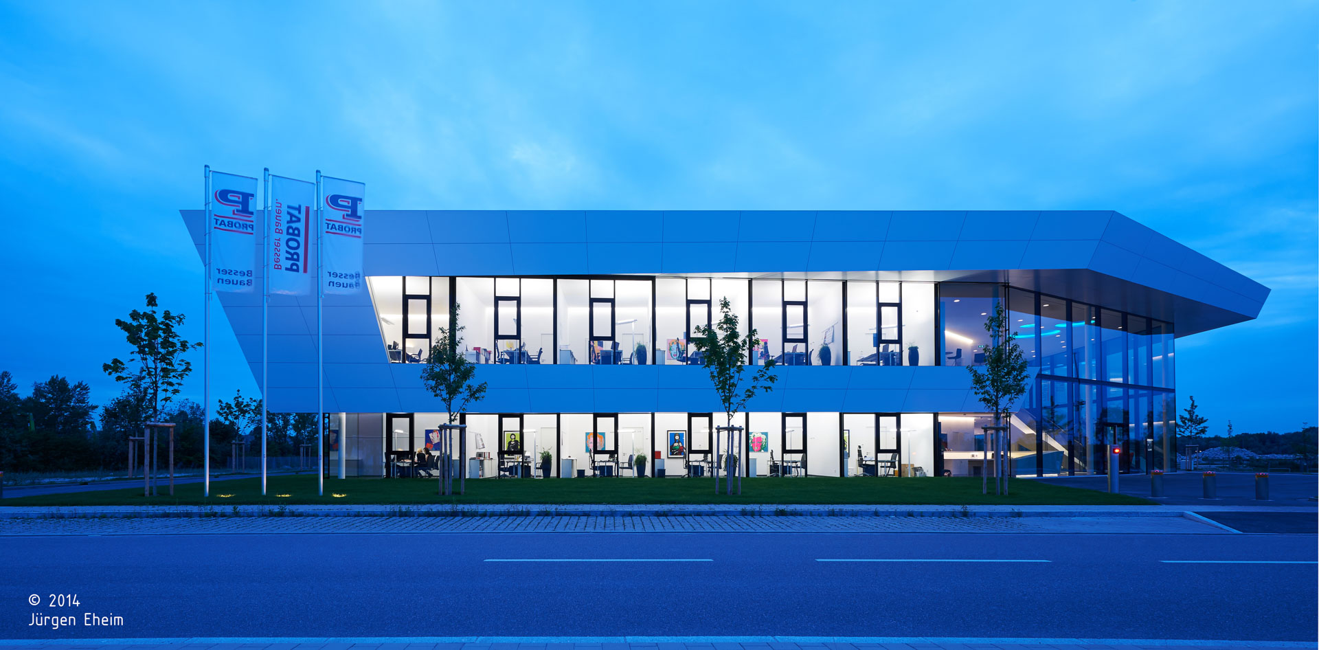 Probat srl; Ingolstadt; Sede Aziendale; Headquarters; Uffici; Facciata vetrata; Magazzino; Corian; Illumiazione architettura; architetto illuminazione interni; architettura moderna; monovolume architecture + design; architettura Alto Adige; monovolume architetti
