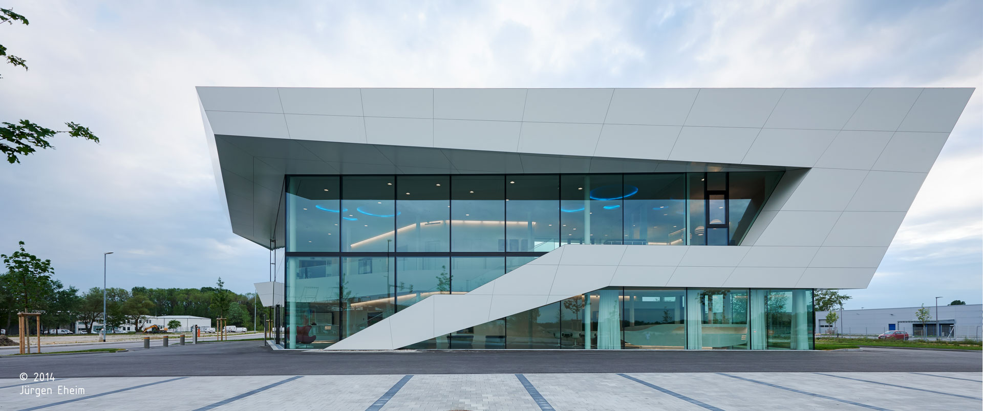 Probat srl; Ingolstadt; Sede Aziendale; Headquarters; Uffici; Facciata vetrata; Magazzino; Corian; Illumiazione architettura; architetto illuminazione interni; architettura moderna; monovolume architecture + design; architettura Alto Adige; monovolume architetti