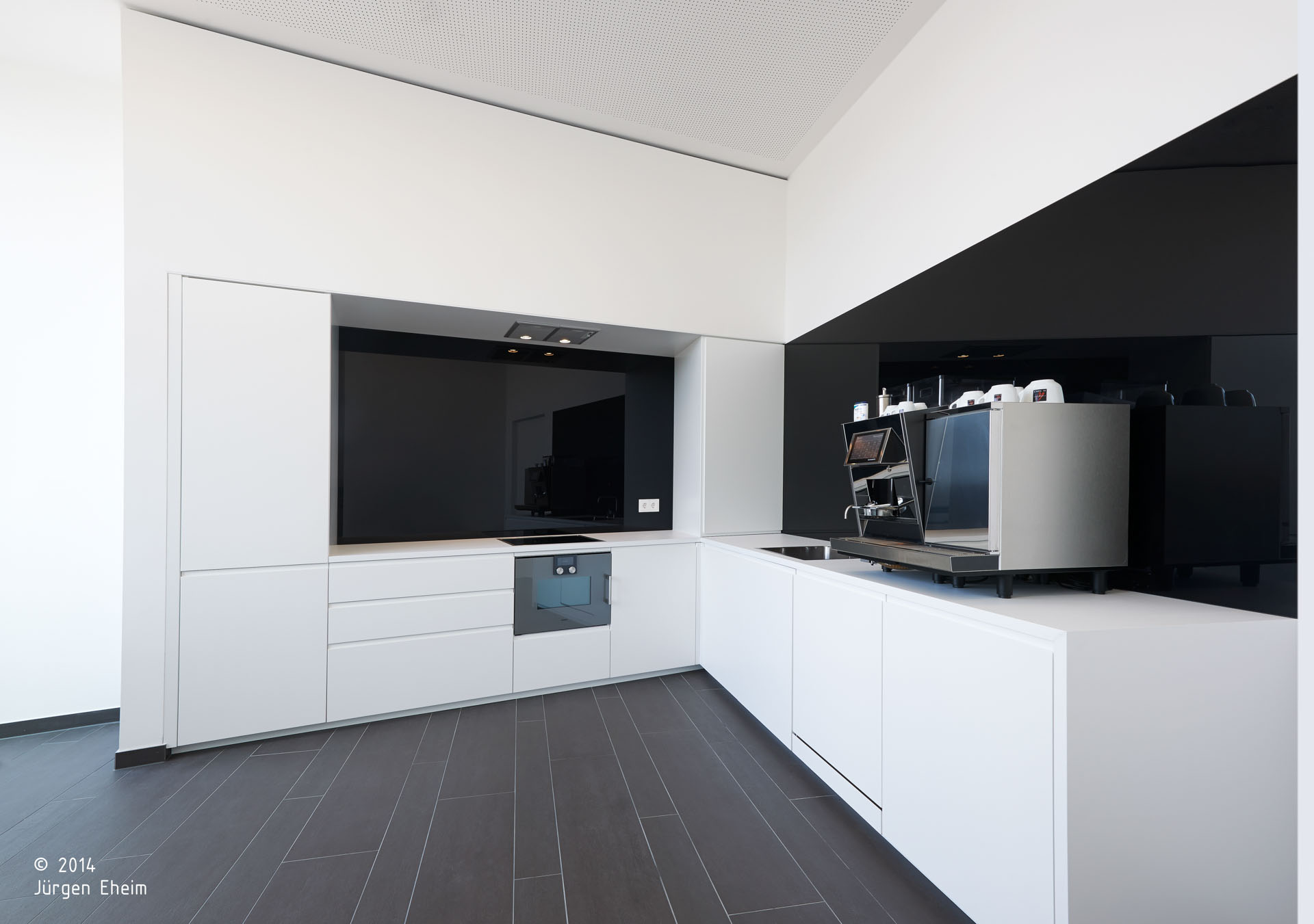 Probat srl; Ingolstadt; Sede Aziendale; Headquarters; Uffici; Facciata vetrata; Magazzino; Corian; Illumiazione architettura; architetto illuminazione interni; architettura moderna; monovolume architecture + design; architettura Alto Adige; monovolume architetti