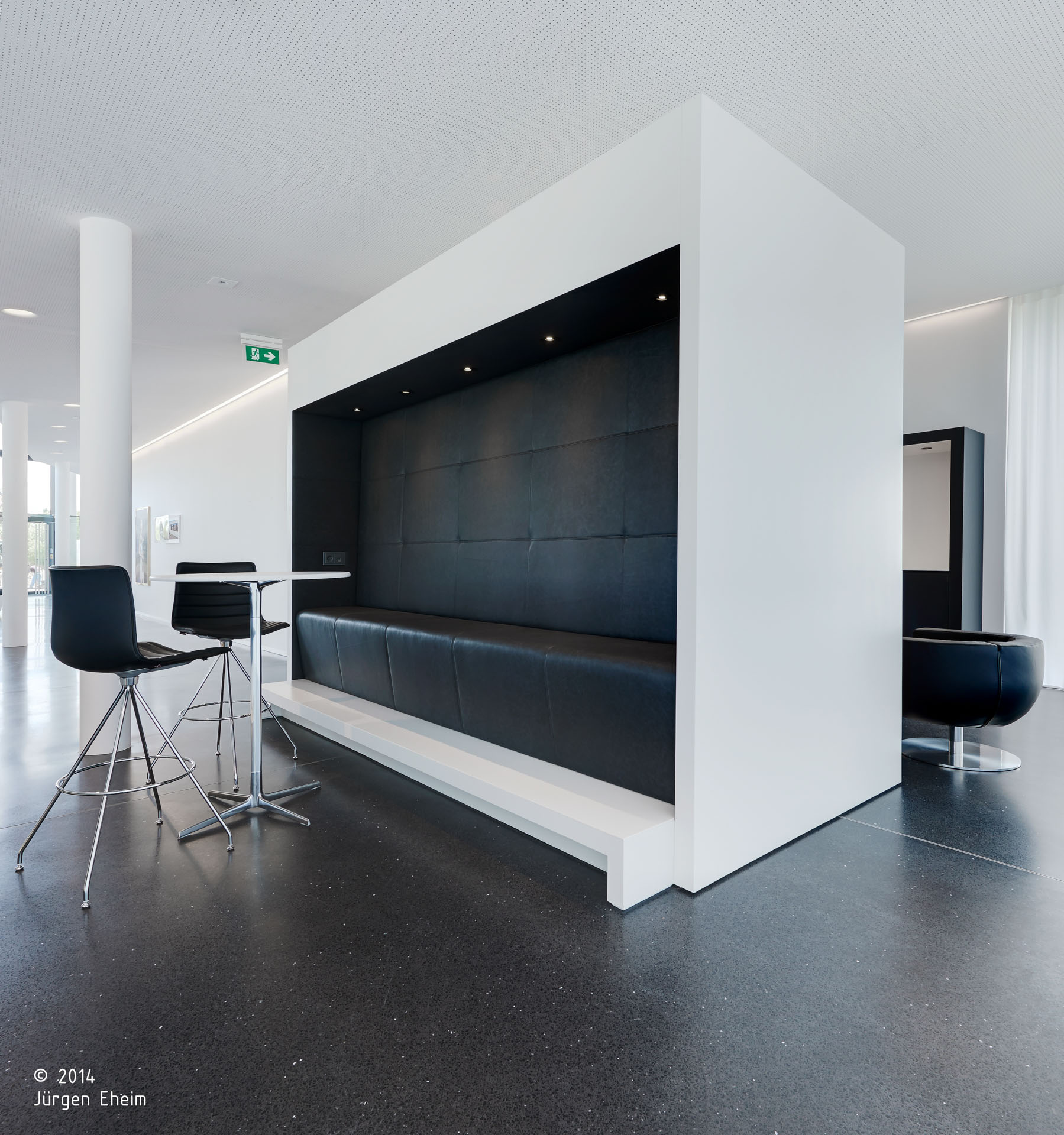 Probat srl; Ingolstadt; Sede Aziendale; Headquarters; Uffici; Facciata vetrata; Magazzino; Corian; Illumiazione architettura; architetto illuminazione interni; architettura moderna; monovolume architecture + design; architettura Alto Adige; monovolume architetti