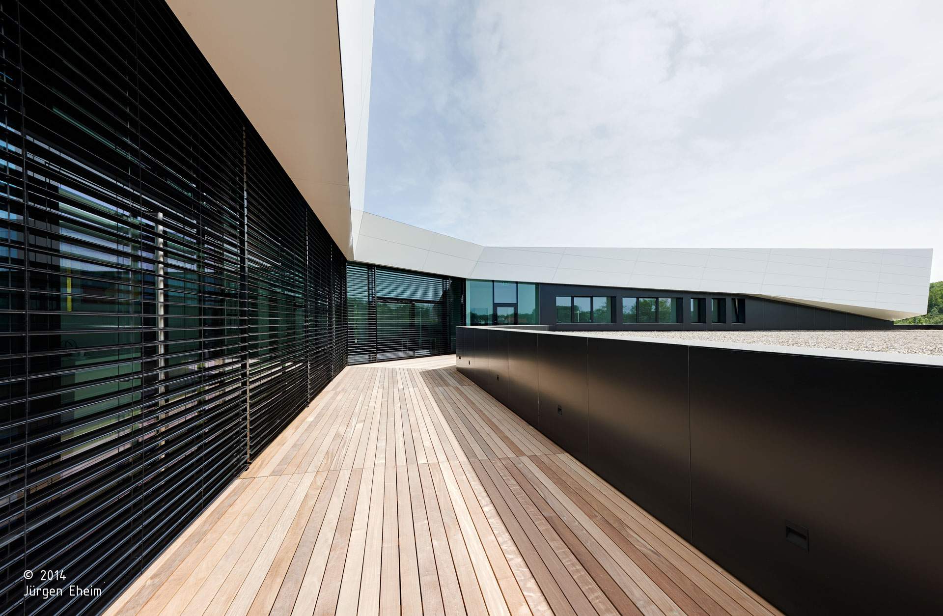 Probat srl; Ingolstadt; Sede Aziendale; Headquarters; Uffici; Facciata vetrata; Magazzino; Corian; Illumiazione architettura; architetto illuminazione interni; architettura moderna; monovolume architecture + design; architettura Alto Adige; monovolume architetti