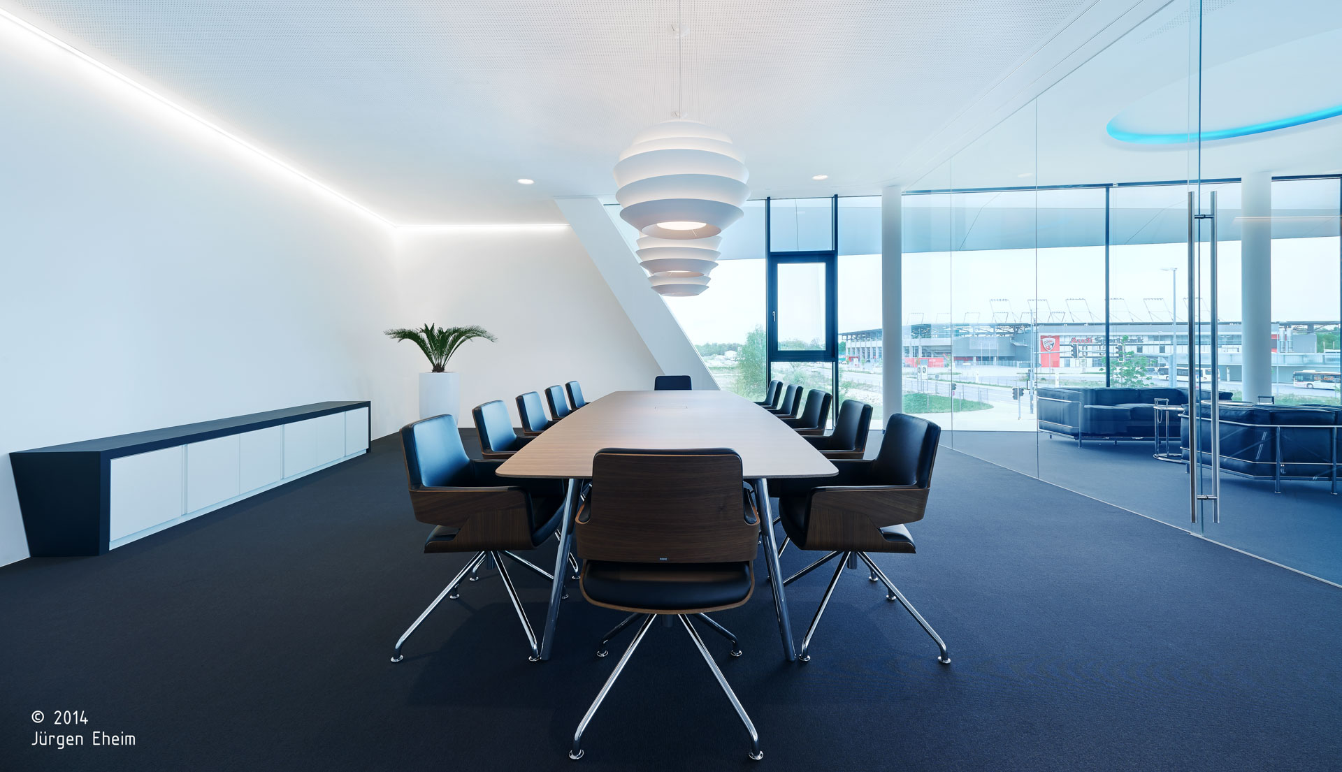 Probat srl; Ingolstadt; Sede Aziendale; Headquarters; Uffici; Facciata vetrata; Magazzino; Corian; Illumiazione architettura; architetto illuminazione interni; architettura moderna; monovolume architecture + design; architettura Alto Adige; monovolume architetti
