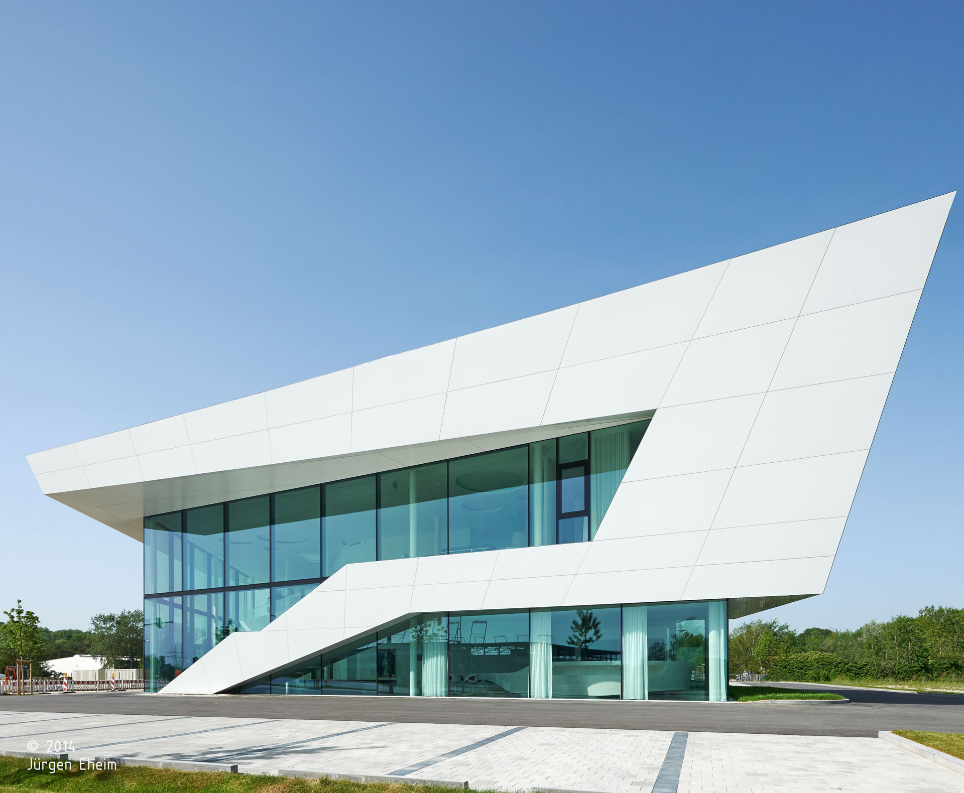 Probat srl; Ingolstadt; Sede Aziendale; Headquarters; Uffici; Facciata vetrata; Magazzino; Corian; Illumiazione architettura; architetto illuminazione interni; architettura moderna; monovolume architecture + design; architettura Alto Adige; monovolume architetti