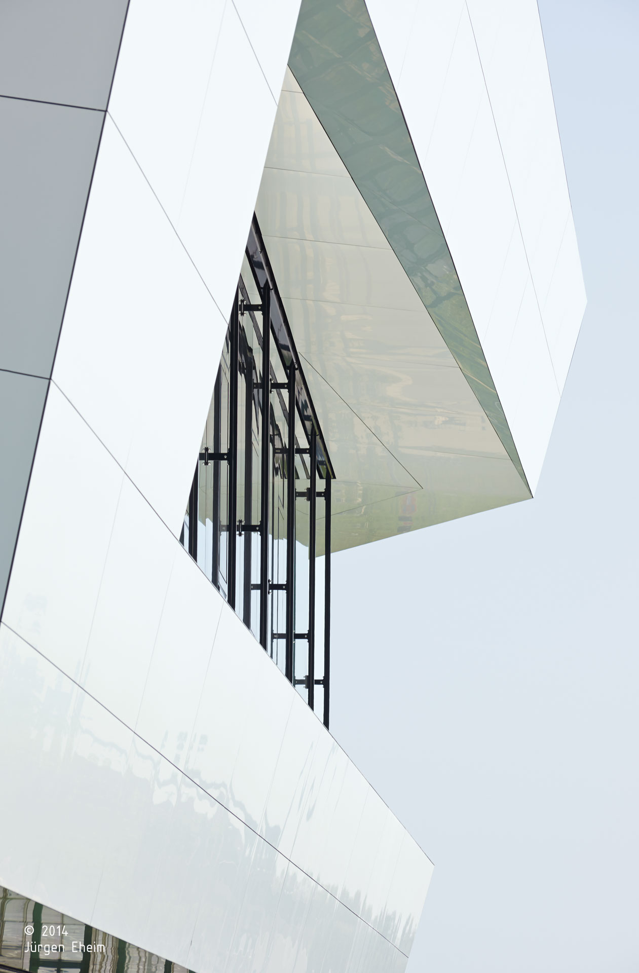 Probat srl; Ingolstadt; Sede Aziendale; Headquarters; Uffici; Facciata vetrata; Magazzino; Corian; Illumiazione architettura; architetto illuminazione interni; architettura moderna; monovolume architecture + design; architettura Alto Adige; monovolume architetti