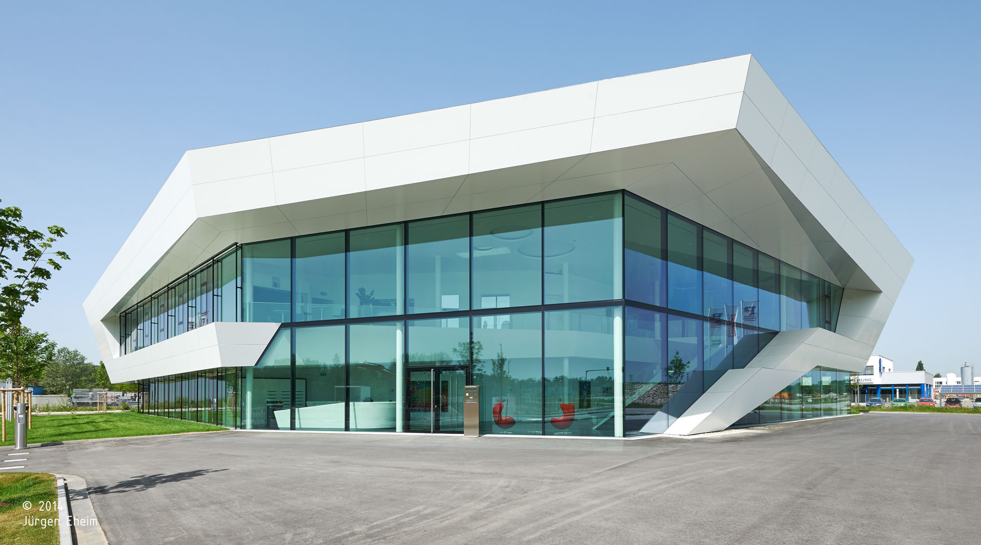 Probat srl; Ingolstadt; Sede Aziendale; Headquarters; Uffici; Facciata vetrata; Magazzino; Corian; Illumiazione architettura; architetto illuminazione interni; architettura moderna; monovolume architecture + design; architettura Alto Adige; monovolume architetti