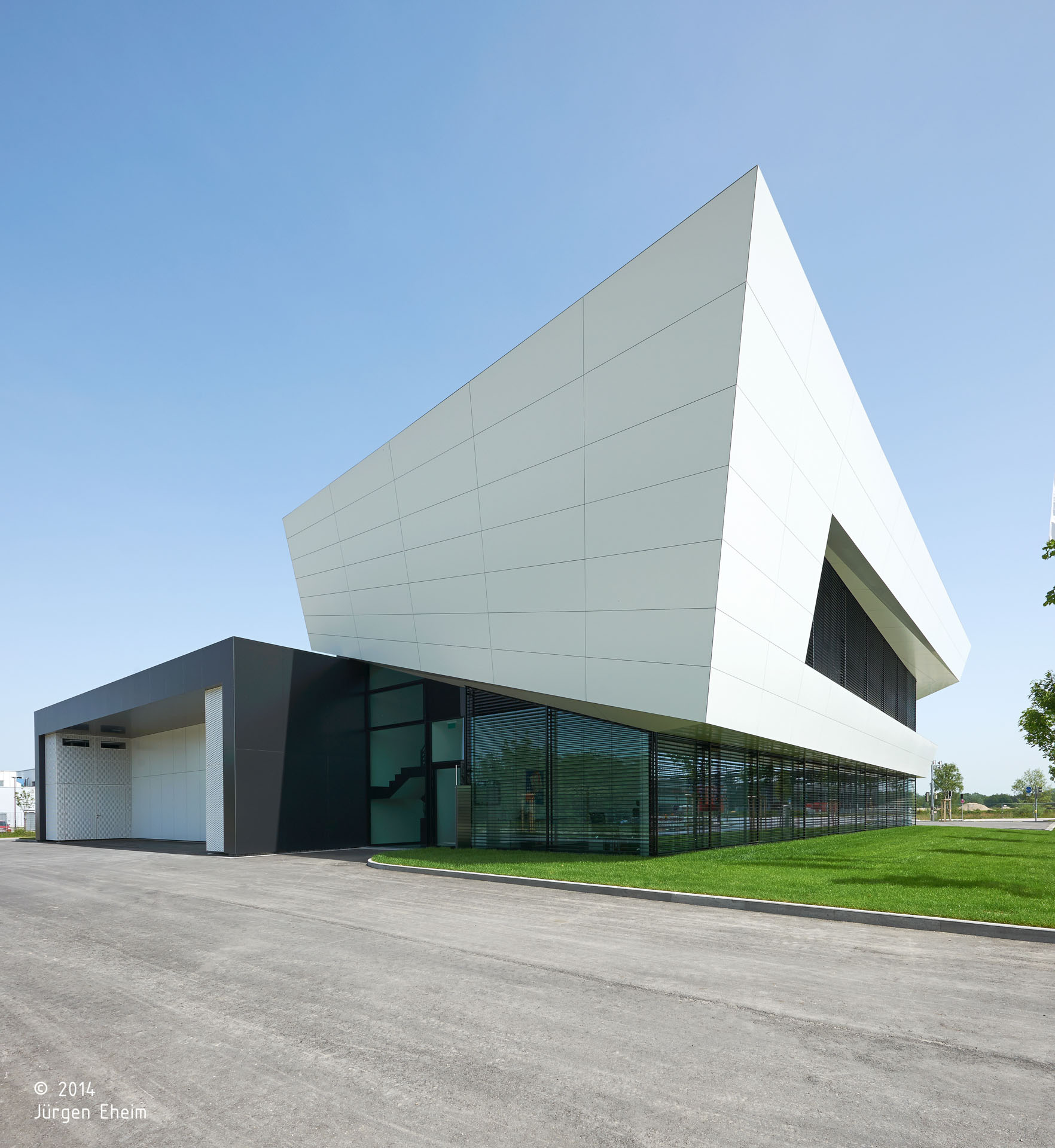 Probat srl; Ingolstadt; Sede Aziendale; Headquarters; Uffici; Facciata vetrata; Magazzino; Corian; Illumiazione architettura; architetto illuminazione interni; architettura moderna; monovolume architecture + design; architettura Alto Adige; monovolume architetti