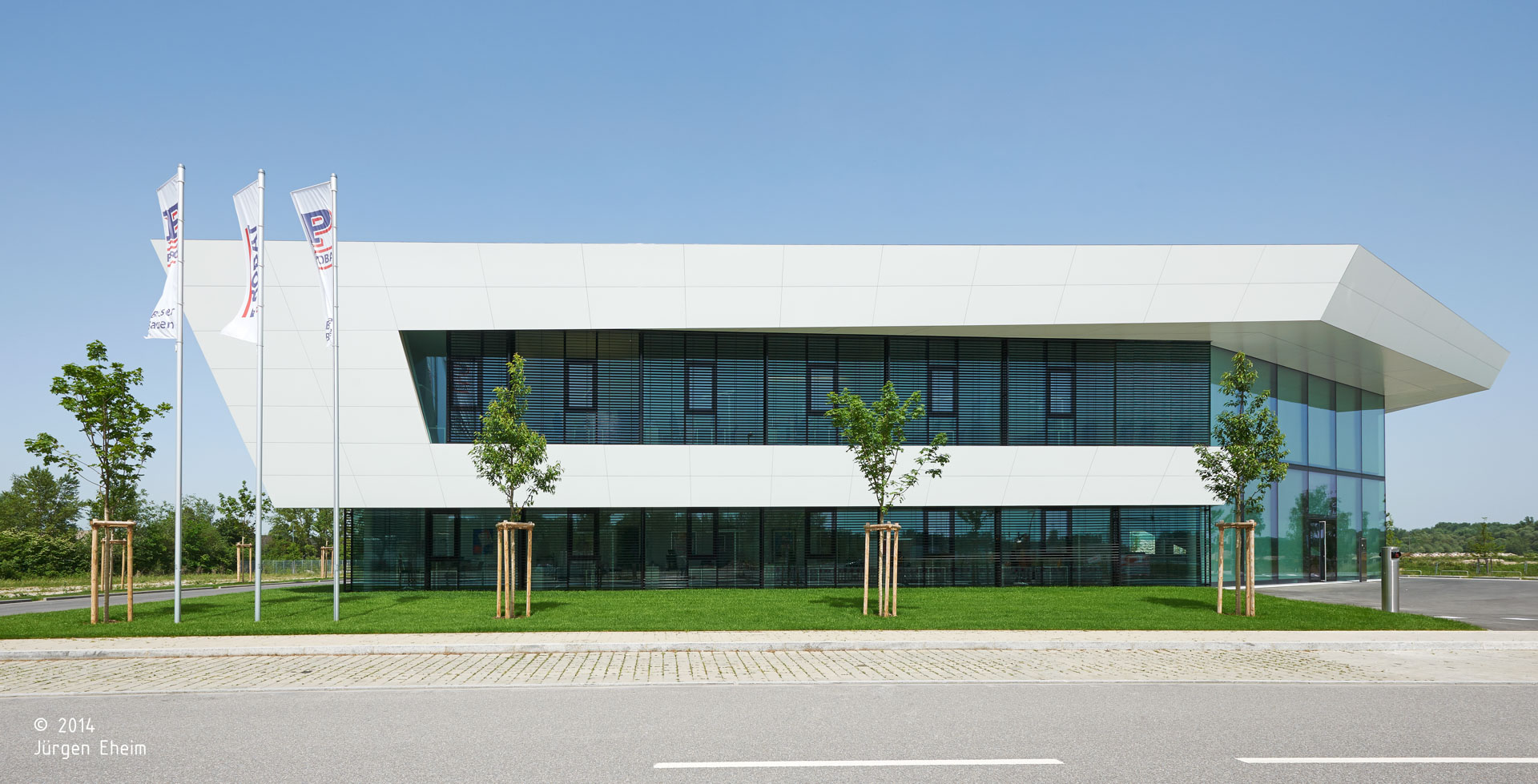 Probat srl; Ingolstadt; Sede Aziendale; Headquarters; Uffici; Facciata vetrata; Magazzino; Corian; Illumiazione architettura; architetto illuminazione interni; architettura moderna; monovolume architecture + design; architettura Alto Adige; monovolume architetti