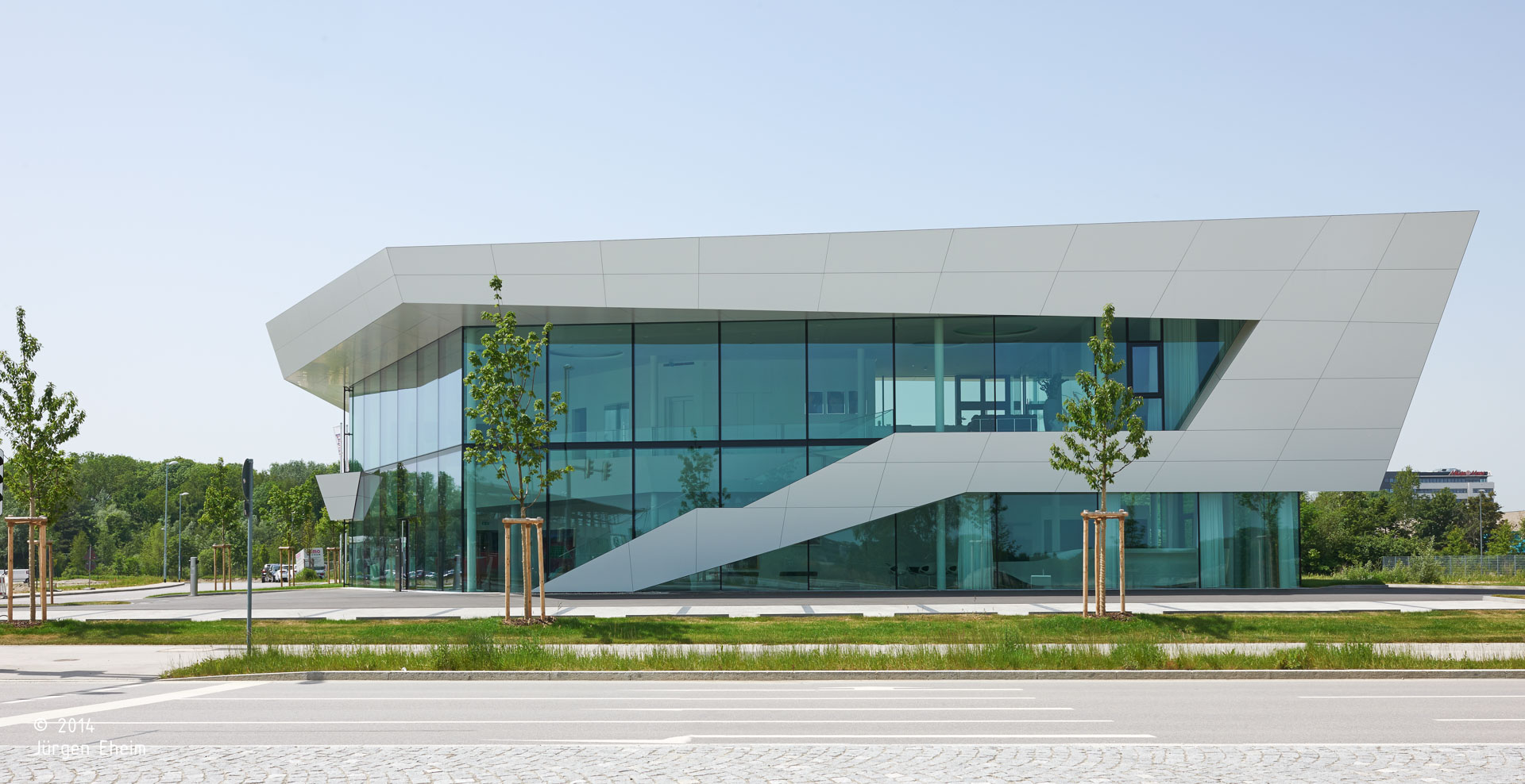 Probat srl; Ingolstadt; Sede Aziendale; Headquarters; Uffici; Facciata vetrata; Magazzino; Corian; Illumiazione architettura; architetto illuminazione interni; architettura moderna; monovolume architecture + design; architettura Alto Adige; monovolume architetti