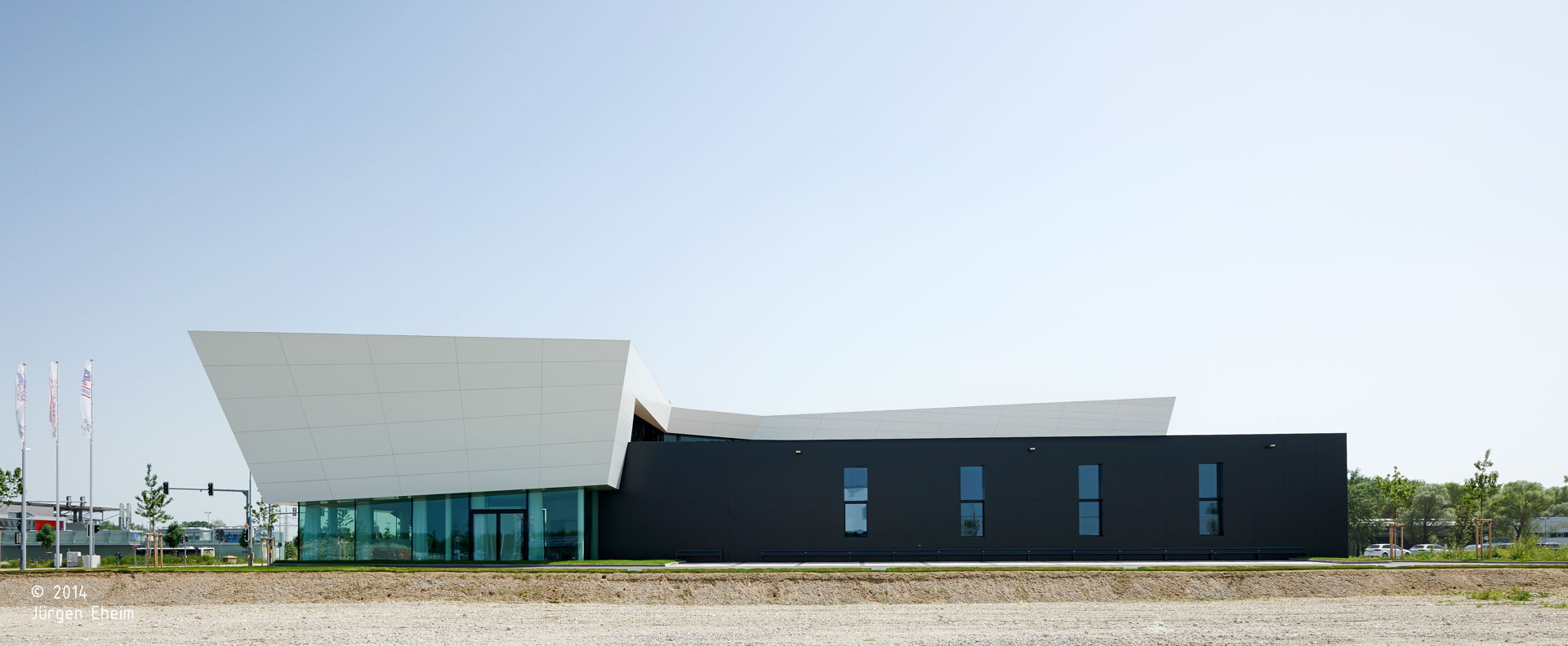 Probat srl; Ingolstadt; Sede Aziendale; Headquarters; Uffici; Facciata vetrata; Magazzino; Corian; Illumiazione architettura; architetto illuminazione interni; architettura moderna; monovolume architecture + design; architettura Alto Adige; monovolume architetti