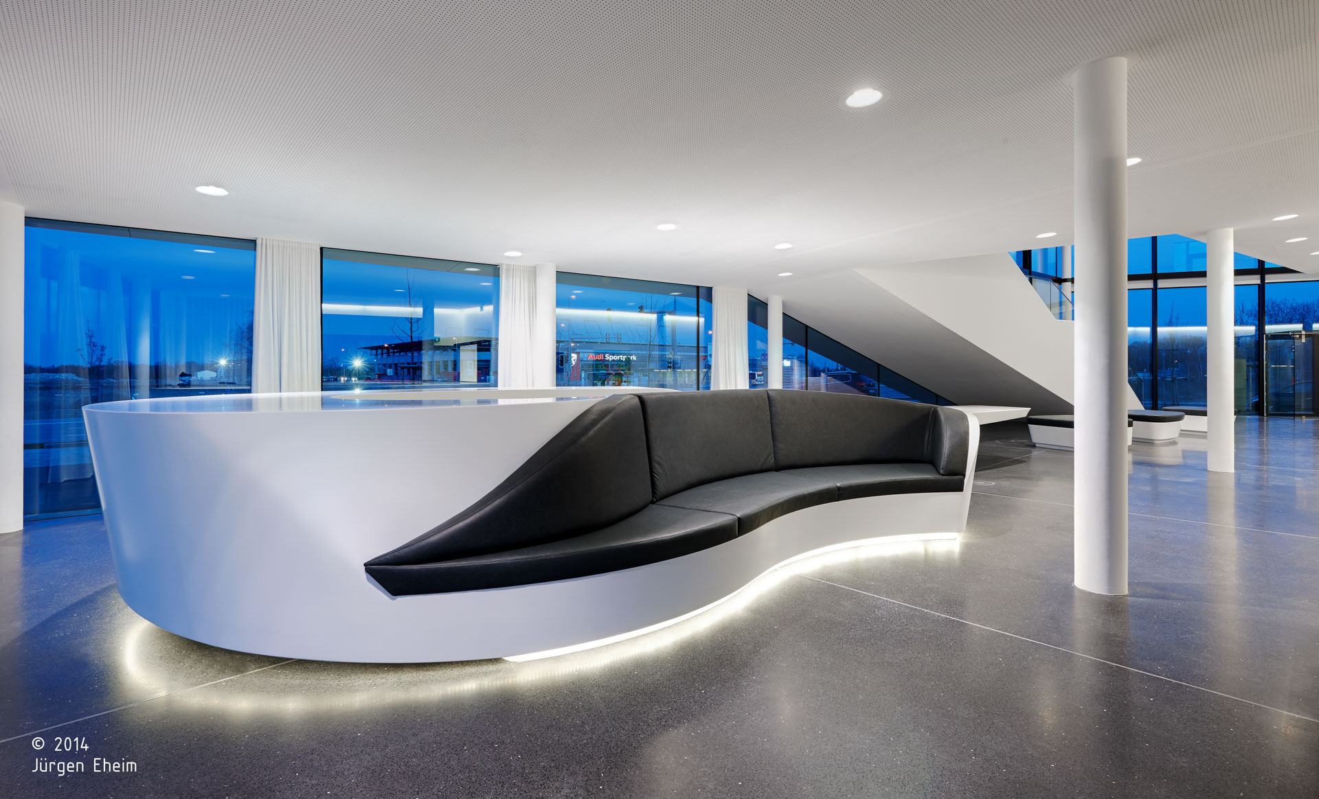 Probat srl; Ingolstadt; Sede Aziendale; Headquarters; Uffici; Facciata vetrata; Magazzino; Corian; Illumiazione architettura; architetto illuminazione interni; architettura moderna; monovolume architecture + design; architettura Alto Adige; monovolume architetti