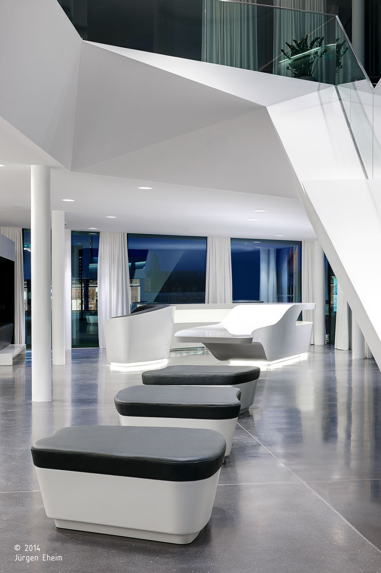 Probat srl; Ingolstadt; Sede Aziendale; Headquarters; Uffici; Facciata vetrata; Magazzino; Corian; Illumiazione architettura; architetto illuminazione interni; architettura moderna; monovolume architecture + design; architettura Alto Adige; monovolume architetti