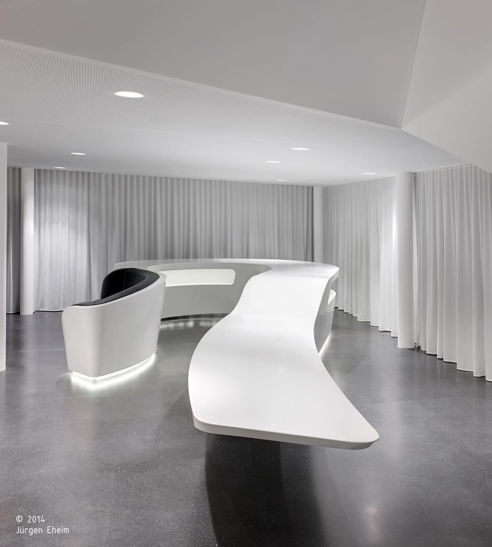 Probat srl; Ingolstadt; Sede Aziendale; Headquarters; Uffici; Facciata vetrata; Magazzino; Corian; Illumiazione architettura; architetto illuminazione interni; architettura moderna; monovolume architecture + design; architettura Alto Adige; monovolume architetti