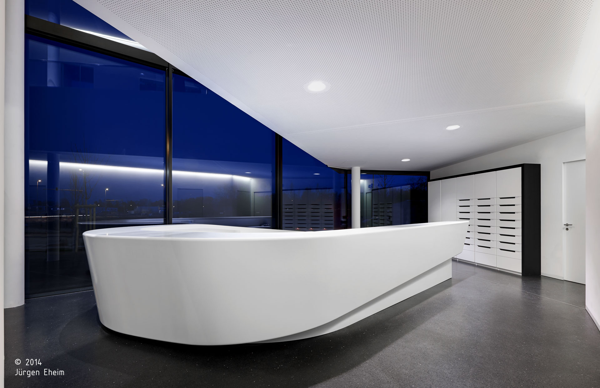 Probat srl; Ingolstadt; Sede Aziendale; Headquarters; Uffici; Facciata vetrata; Magazzino; Corian; Illumiazione architettura; architetto illuminazione interni; architettura moderna; monovolume architecture + design; architettura Alto Adige; monovolume architetti