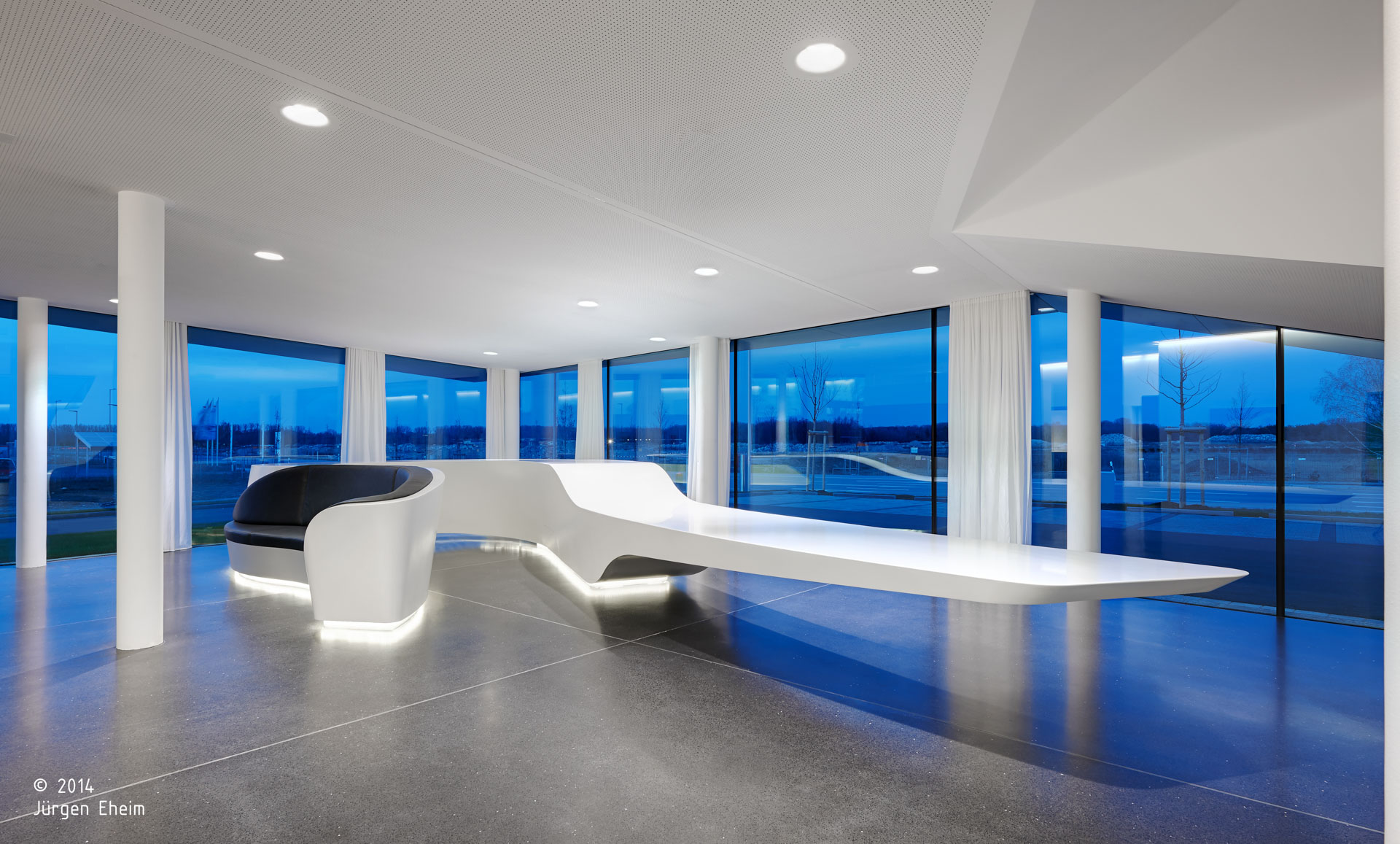 Probat srl; Ingolstadt; Sede Aziendale; Headquarters; Uffici; Facciata vetrata; Magazzino; Corian; Illumiazione architettura; architetto illuminazione interni; architettura moderna; monovolume architecture + design; architettura Alto Adige; monovolume architetti