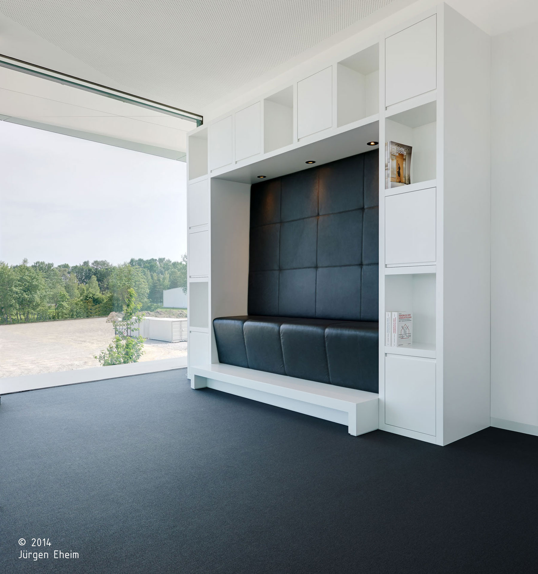 Probat srl; Ingolstadt; Sede Aziendale; Headquarters; Uffici; Facciata vetrata; Magazzino; Corian; Illumiazione architettura; architetto illuminazione interni; architettura moderna; monovolume architecture + design; architettura Alto Adige; monovolume architetti