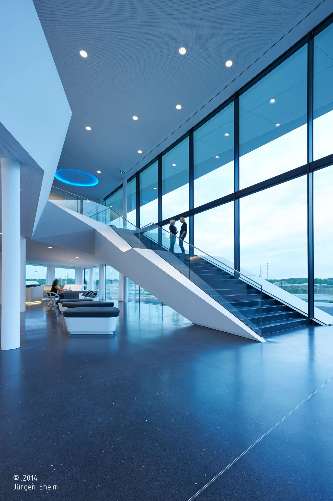 Probat srl; Ingolstadt; Sede Aziendale; Headquarters; Uffici; Facciata vetrata; Magazzino; Corian; Illumiazione architettura; architetto illuminazione interni; architettura moderna; monovolume architecture + design; architettura Alto Adige; monovolume architetti