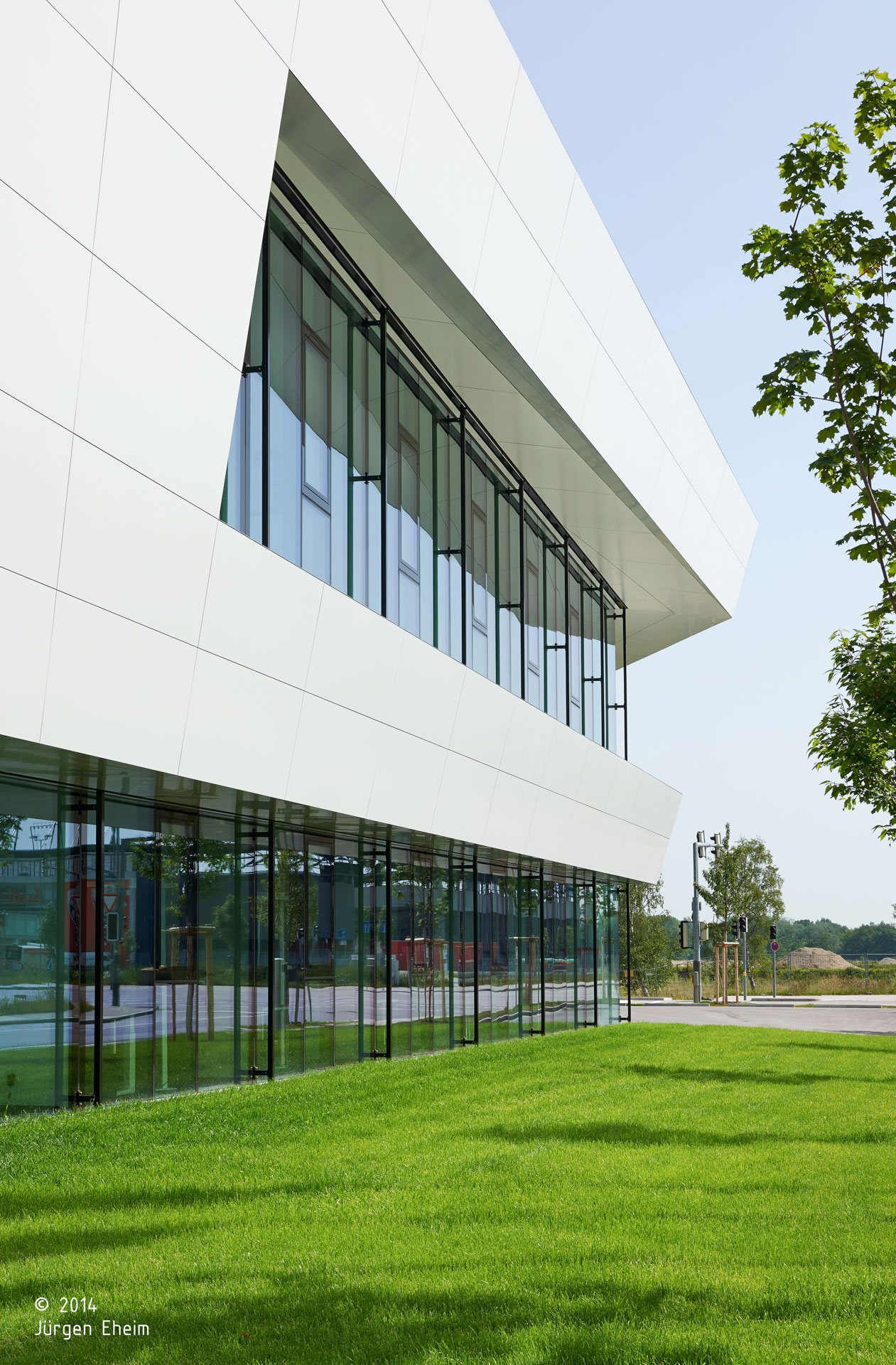 Probat srl; Ingolstadt; Sede Aziendale; Headquarters; Uffici; Facciata vetrata; Magazzino; Corian; Illumiazione architettura; architetto illuminazione interni; architettura moderna; monovolume architecture + design; architettura Alto Adige; monovolume architetti