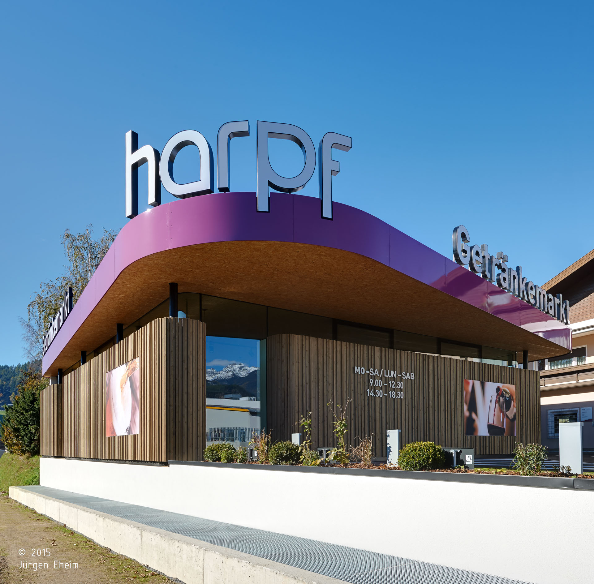 Harpf; Mercato del Bere; Brunico; drinks; gastronomia; bevande Viola; Mercato Design; monovolume architecture + design; architettura Alto Adige; architettura moderna; monovolume architetti