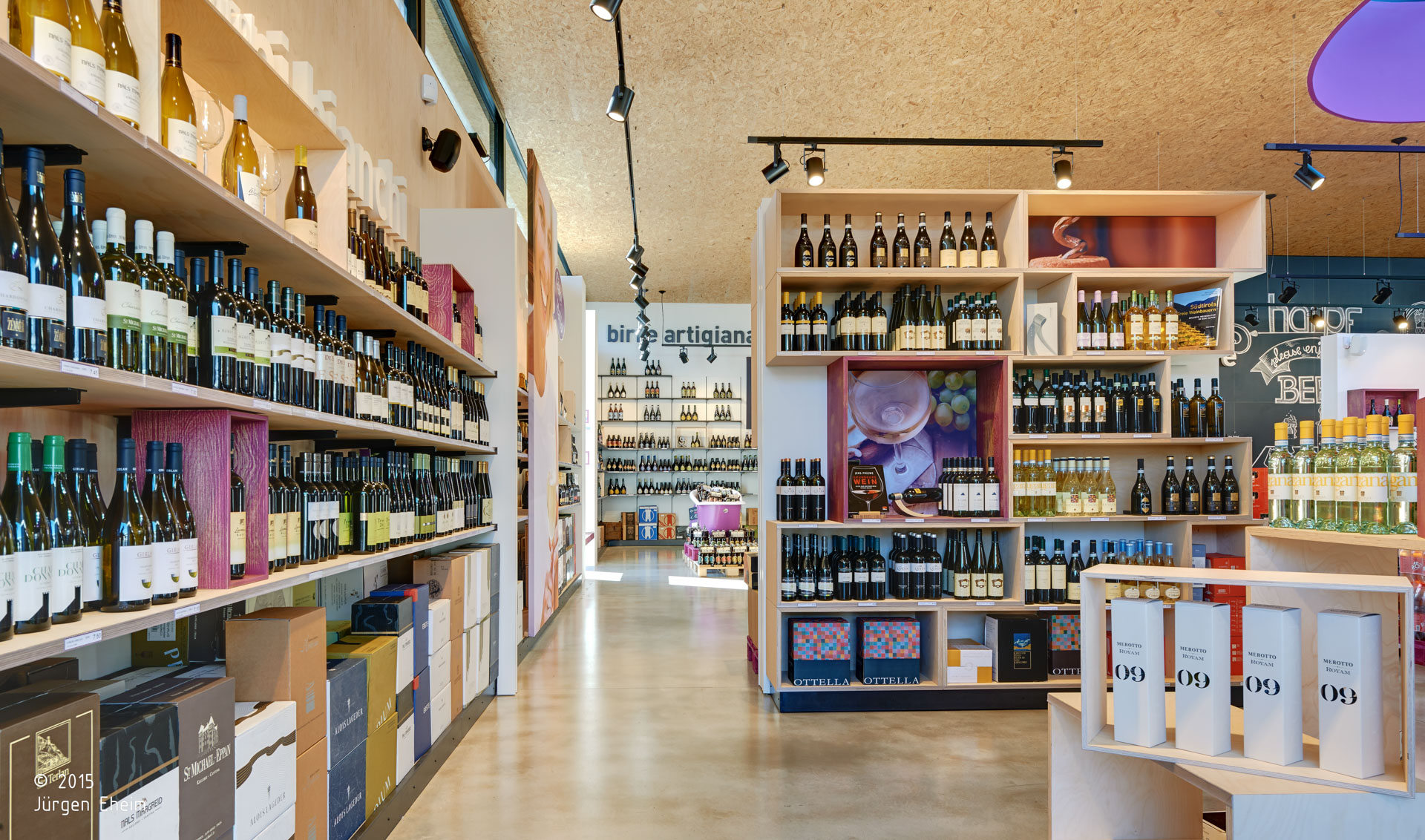 Harpf; Mercato del Bere; Brunico; drinks; gastronomia; bevande Viola; Mercato Design; monovolume architecture + design; architettura Alto Adige; architettura moderna; monovolume architetti