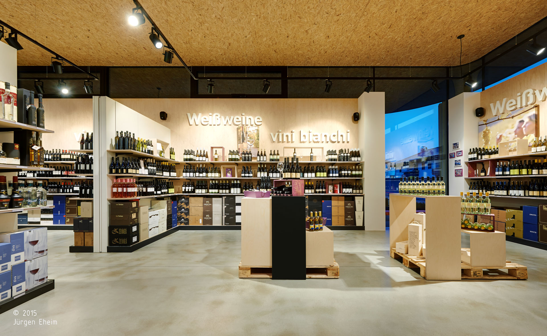Harpf; Mercato del Bere; Brunico; drinks; gastronomia; bevande Viola; Mercato Design; monovolume architecture + design; architettura Alto Adige; architettura moderna; monovolume architetti