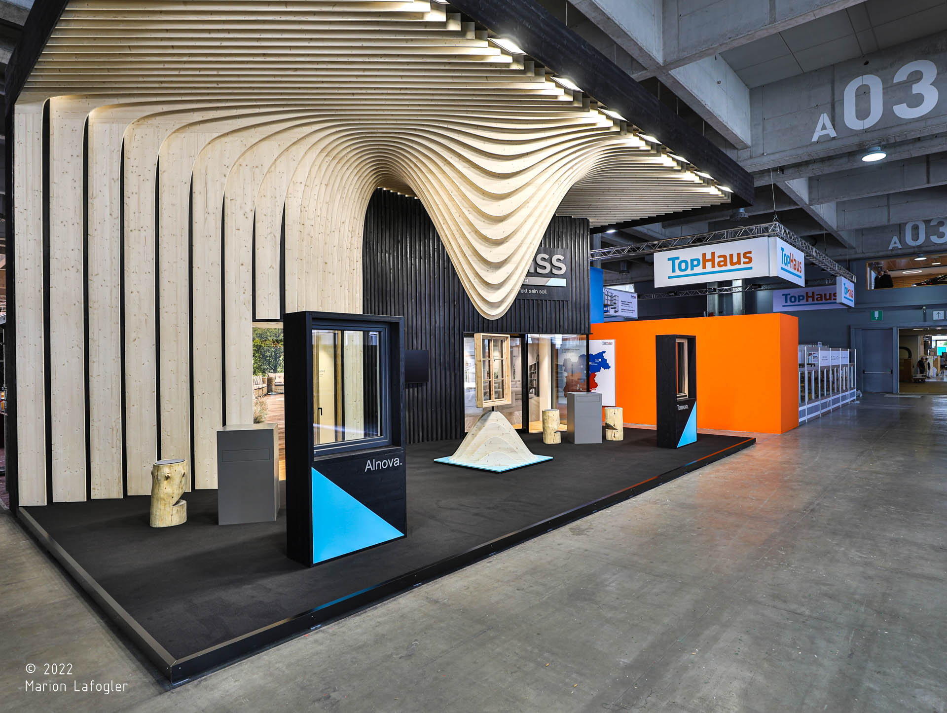 Heiss Fenster; Stand; CasaClima 2022; Bolzano; infissi; finestre Alto Adige; fenster südtirol; monovolume architecture + design; architettura Alto Adige; architettura moderna; monovolume architetti, stand fieristico; interior design;