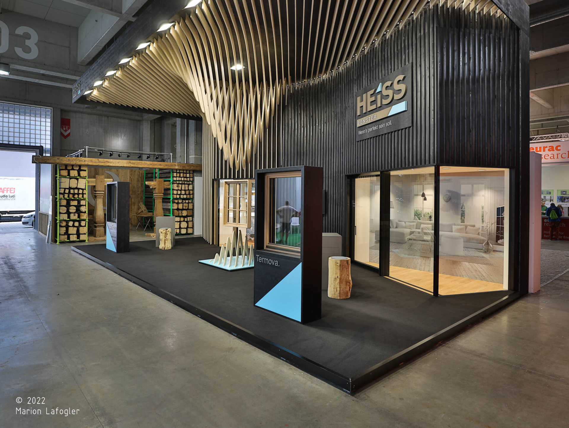 Heiss Fenster; Stand; CasaClima 2022; Bolzano; infissi; finestre Alto Adige; fenster südtirol; monovolume architecture + design; architettura Alto Adige; architettura moderna; monovolume architetti, stand fieristico; interior design;