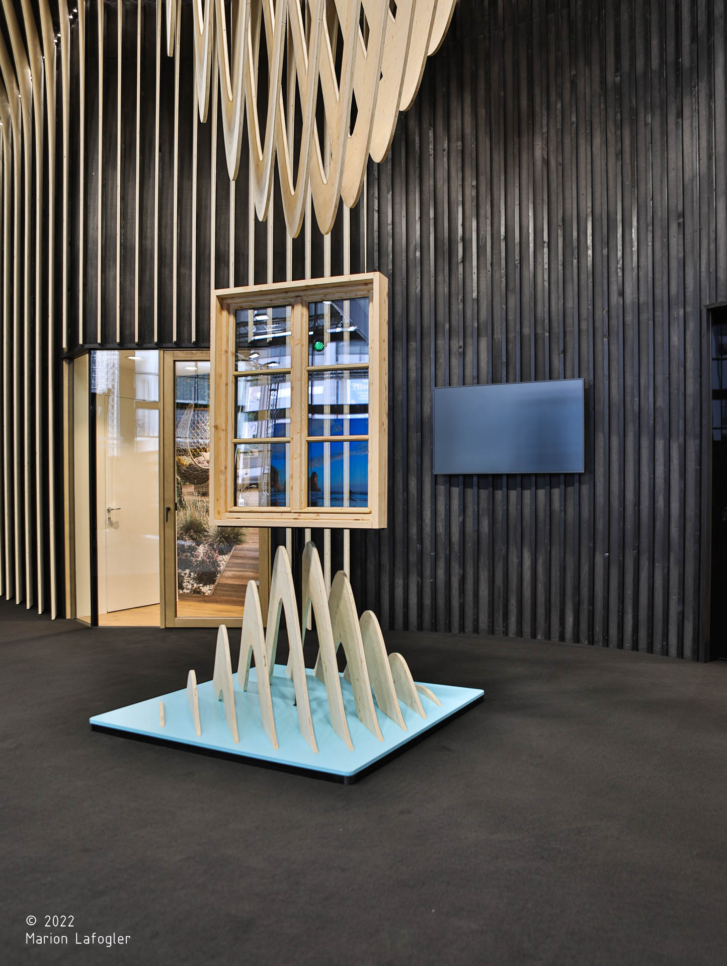 Heiss Fenster; Stand; CasaClima 2022; Bolzano; infissi; finestre Alto Adige; fenster südtirol; monovolume architecture + design; architettura Alto Adige; architettura moderna; monovolume architetti, stand fieristico; interior design;