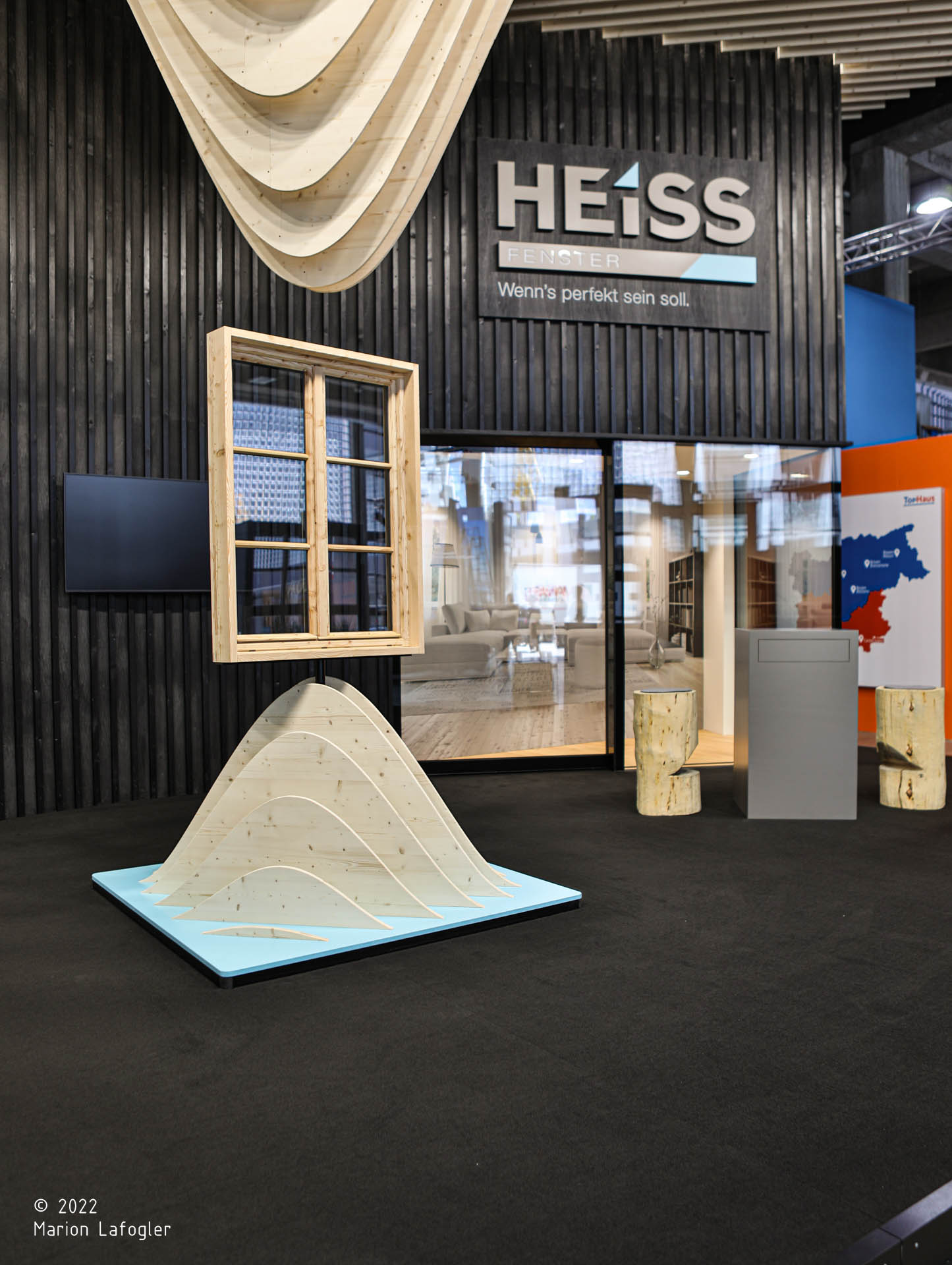 Heiss Fenster; Stand; CasaClima 2022; Bolzano; infissi; finestre Alto Adige; fenster südtirol; monovolume architecture + design; architettura Alto Adige; architettura moderna; monovolume architetti, stand fieristico; interior design;