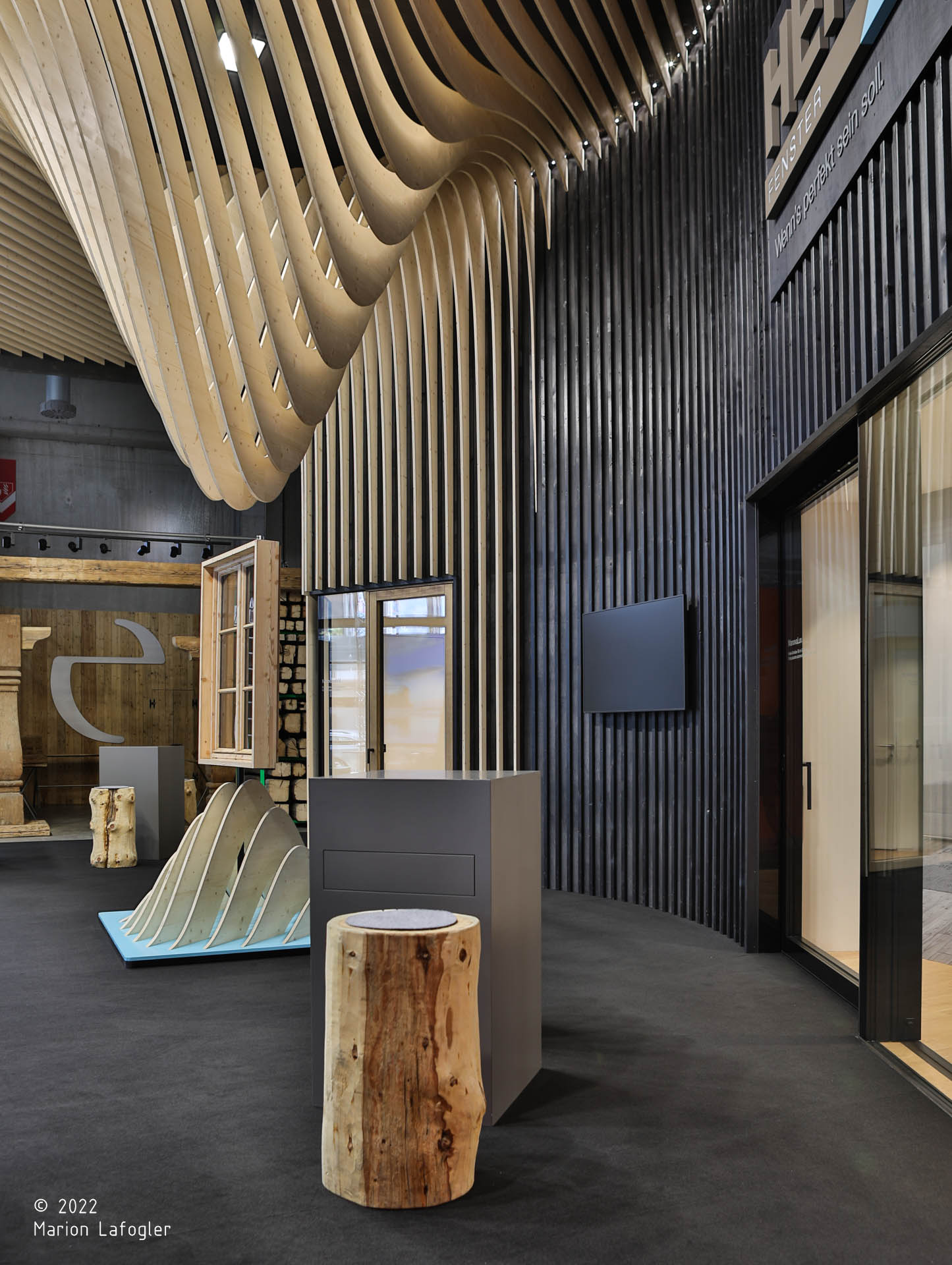 Heiss Fenster; Stand; CasaClima 2022; Bolzano; infissi; finestre Alto Adige; fenster südtirol; monovolume architecture + design; architettura Alto Adige; architettura moderna; monovolume architetti, stand fieristico; interior design;