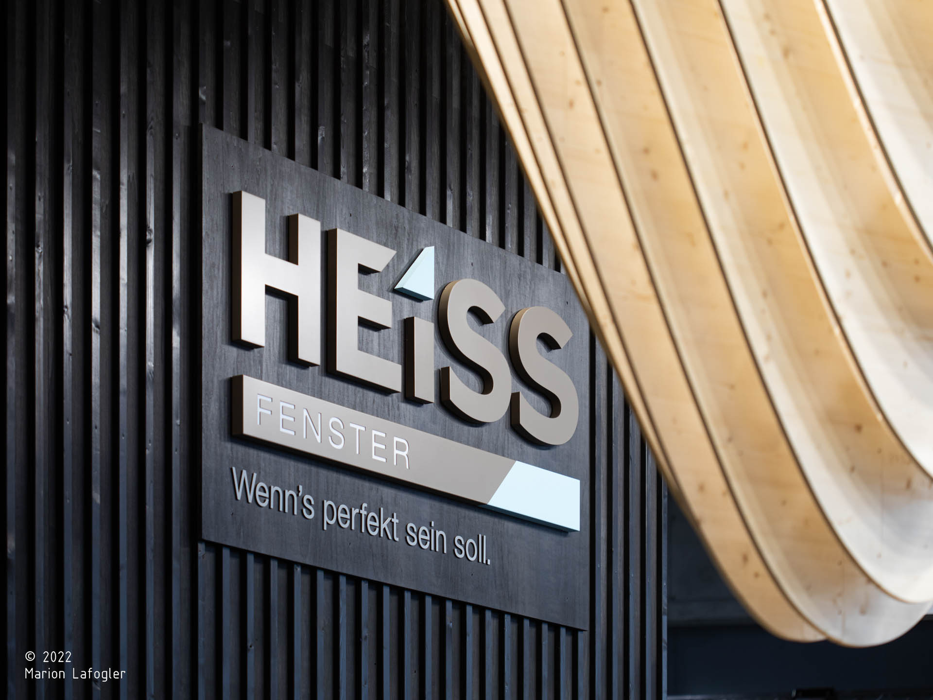 Heiss Fenster; Stand; CasaClima 2022; Bolzano; infissi; finestre Alto Adige; fenster südtirol; monovolume architecture + design; architettura Alto Adige; architettura moderna; monovolume architetti, stand fieristico; interior design;