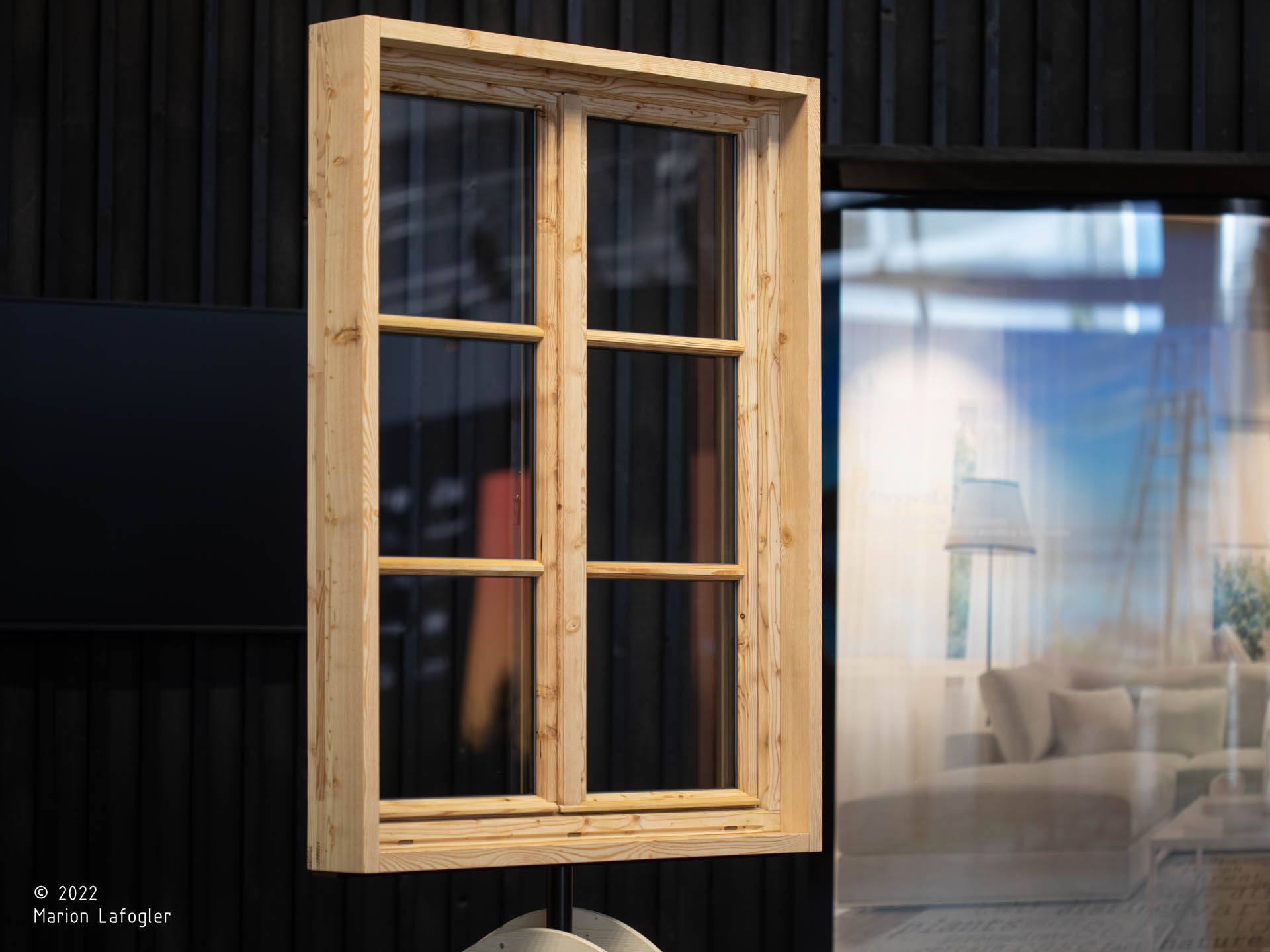Heiss Fenster; Stand; CasaClima 2022; Bolzano; infissi; finestre Alto Adige; fenster südtirol; monovolume architecture + design; architettura Alto Adige; architettura moderna; monovolume architetti, stand fieristico; interior design;
