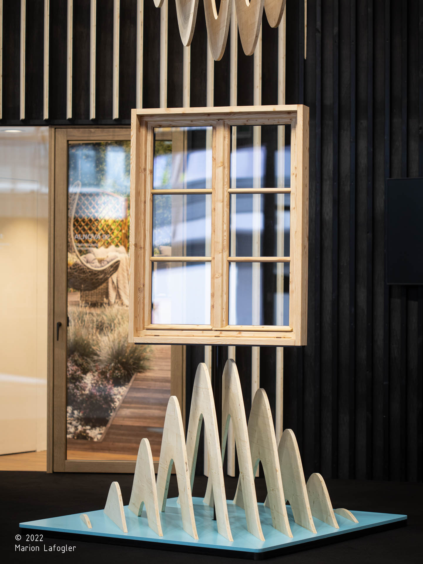 Heiss Fenster; Stand; CasaClima 2022; Bolzano; infissi; finestre Alto Adige; fenster südtirol; monovolume architecture + design; architettura Alto Adige; architettura moderna; monovolume architetti, stand fieristico; interior design;